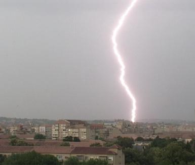 De luni seară, toată România stă sub avertizarea furtunilor